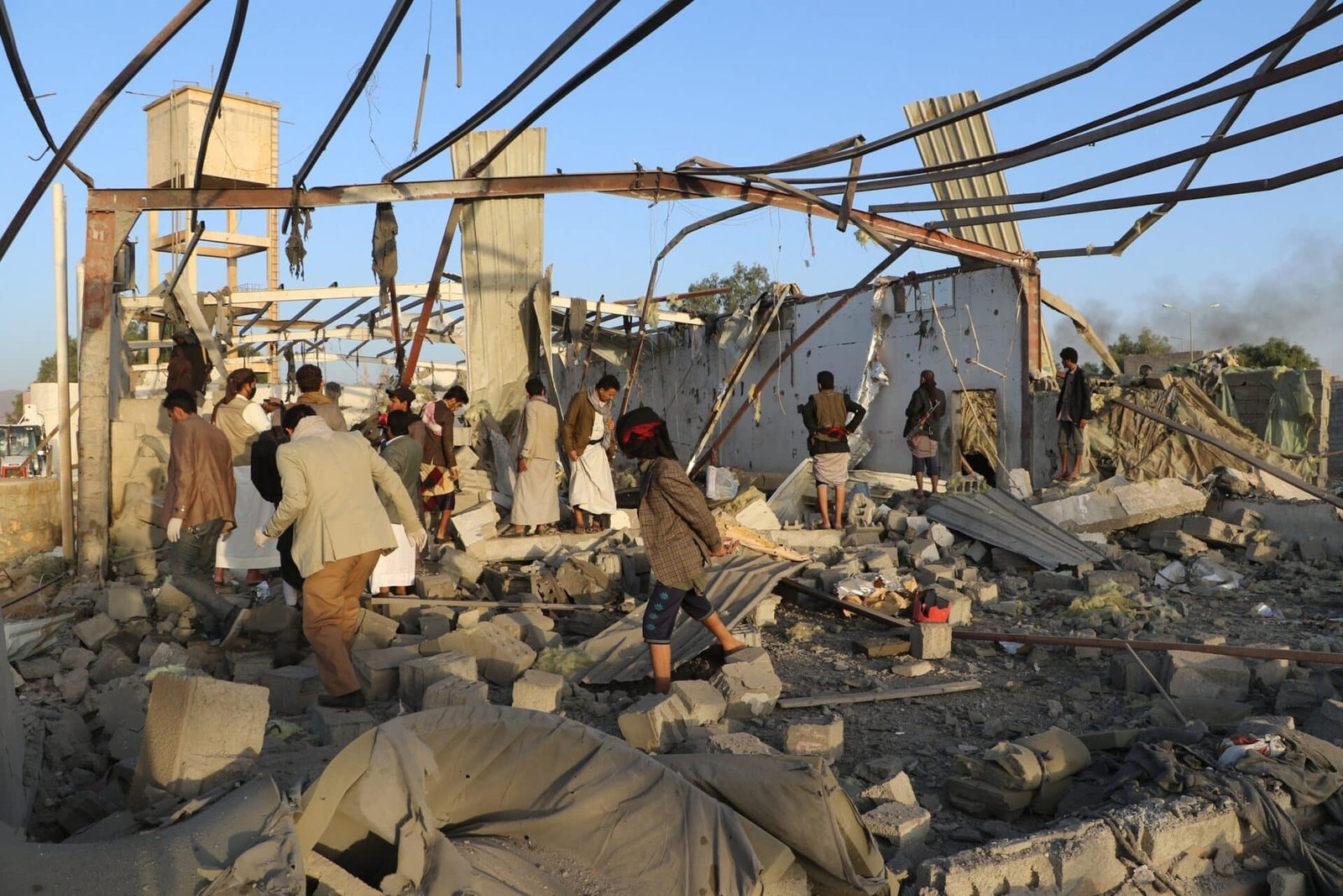 The American strike kills dozens at the Yemen Migrant Detention Center, says Yemeni officials

