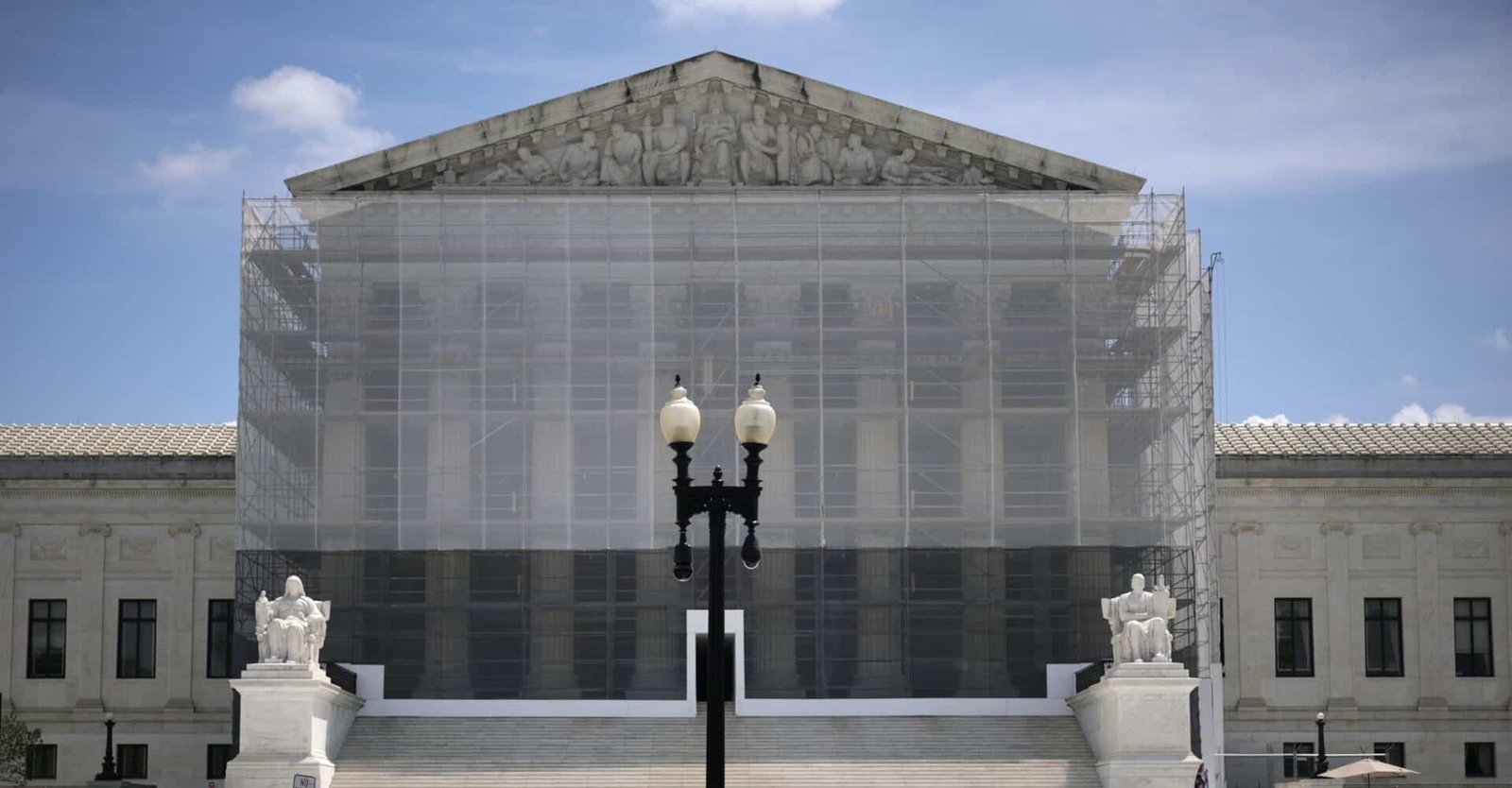 The Supreme Court maintains the temporary blockade in the deportations of Trump's alien enemies.

