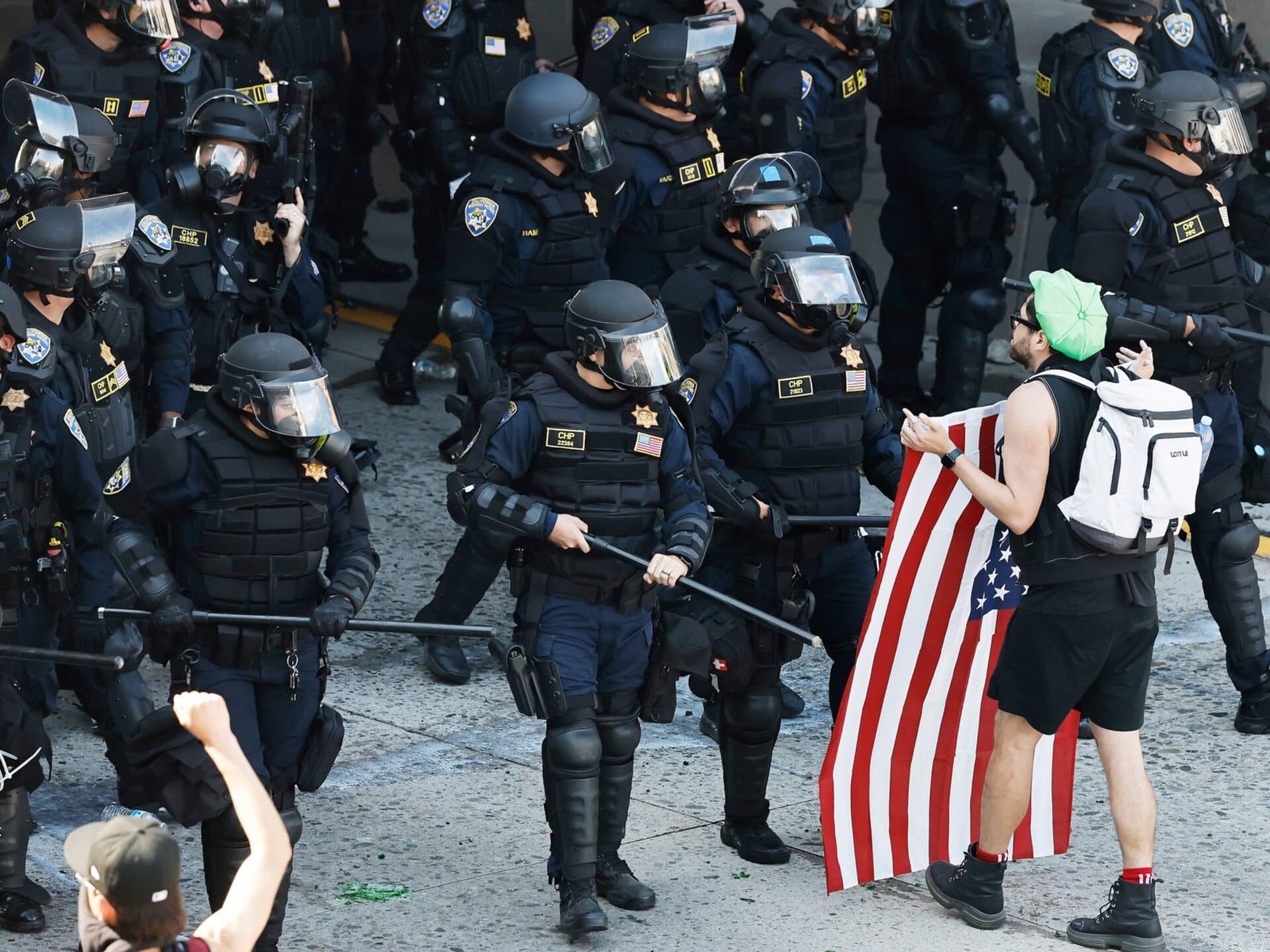 Immigration Protests live updates: cars in flames such as the National Guard, the police work to disperse the protests

