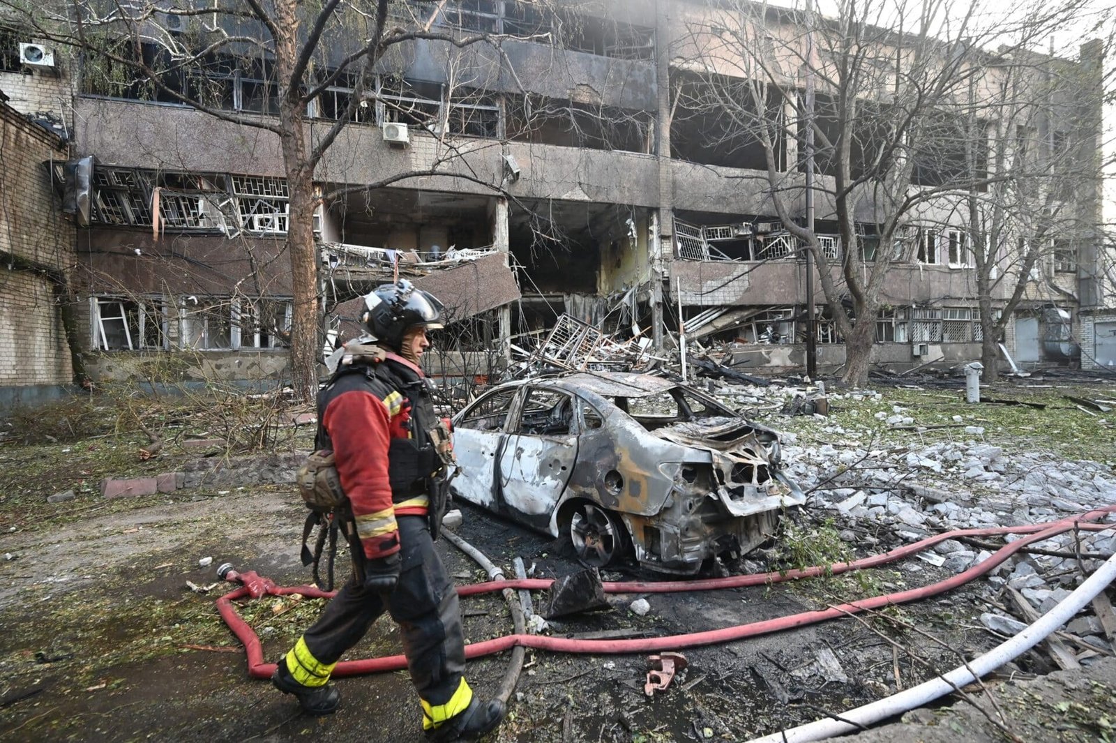 Russian air attacks kill 3 in Ukraine while Zelenskyy warns about the evolution of drone technology

