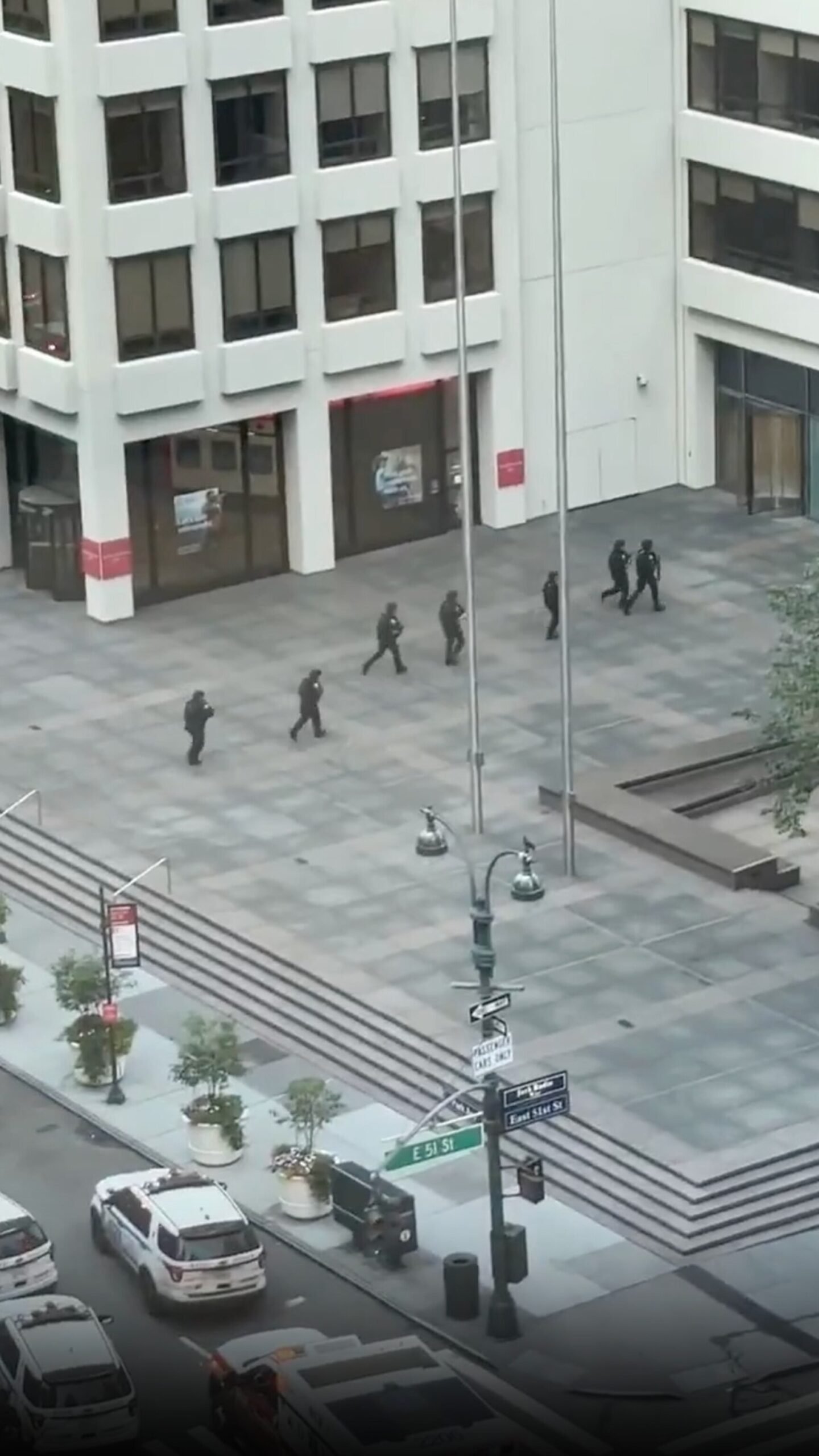 2 shots, including the officer, the office building in downtown Manhattan; Dead suspicious: Fuentes

