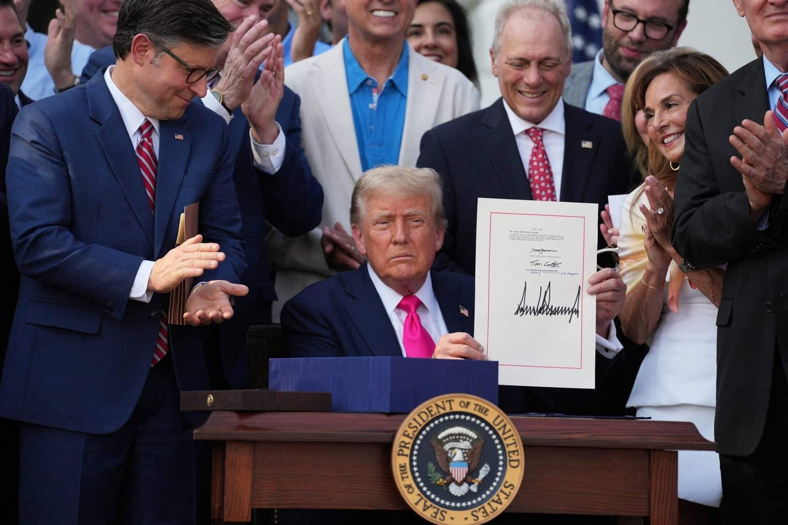 Trump signs a controversial expense bill during the celebrations of July 4

