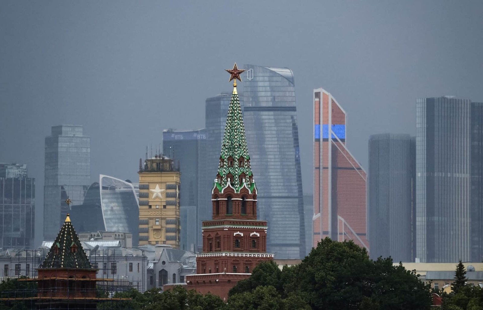 Ukraine points to Moscow while Russia reports that they demolish more than 100 drones

